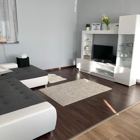 Modern Two Bedroom Flat With Balcony Lenti Esterno foto