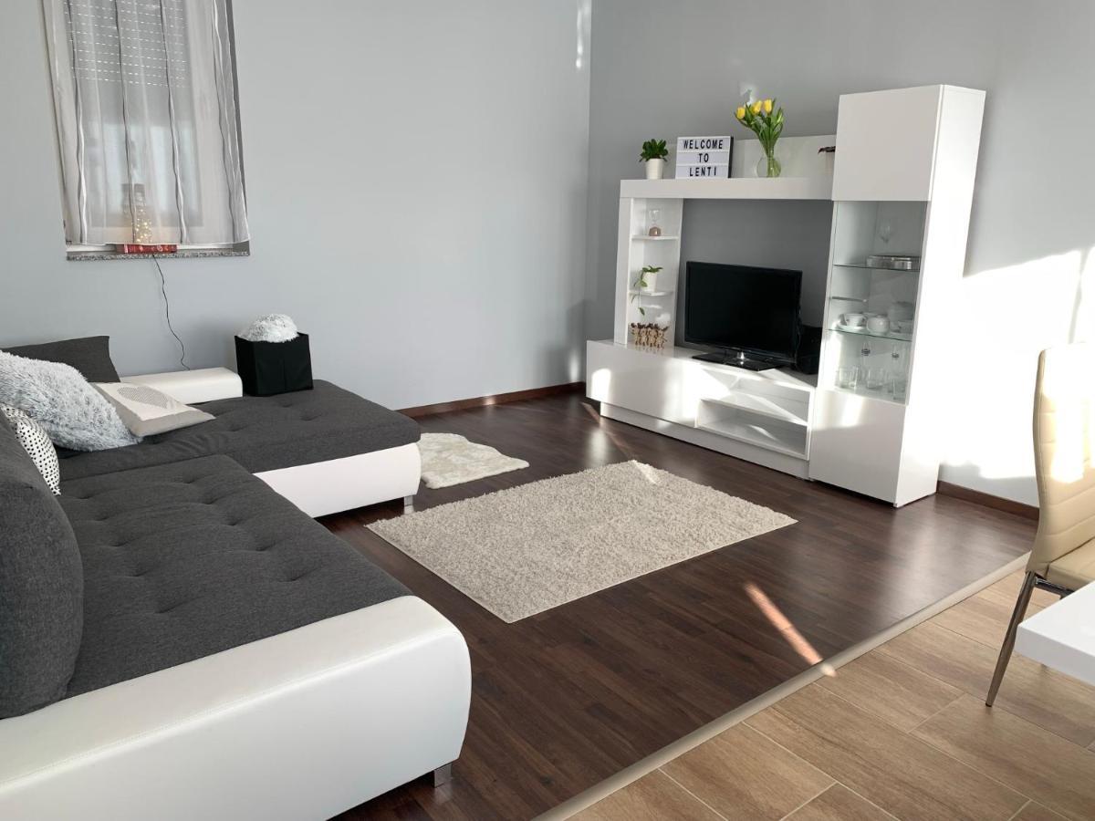 Modern Two Bedroom Flat With Balcony Lenti Esterno foto