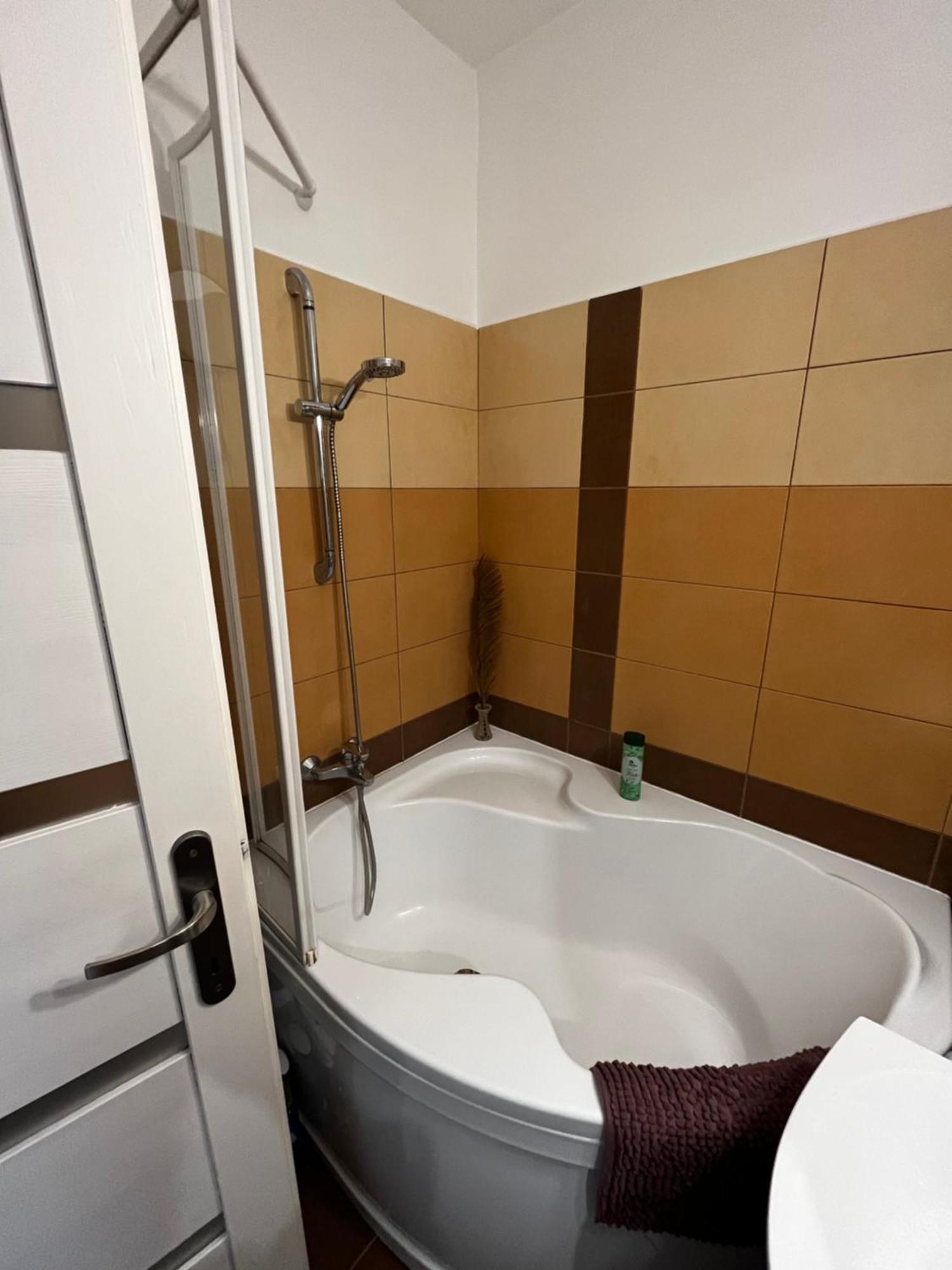 Modern Two Bedroom Flat With Balcony Lenti Esterno foto